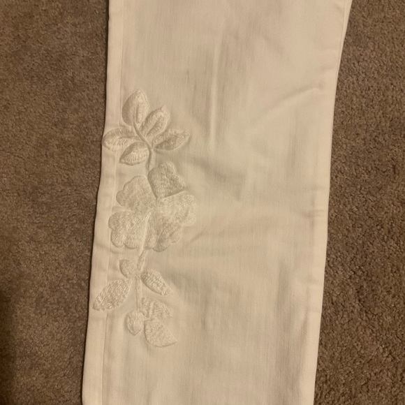 Cabi NWOT White Woodstock Slim Boyfriend Jeans size 6 - Picture 4 of 7